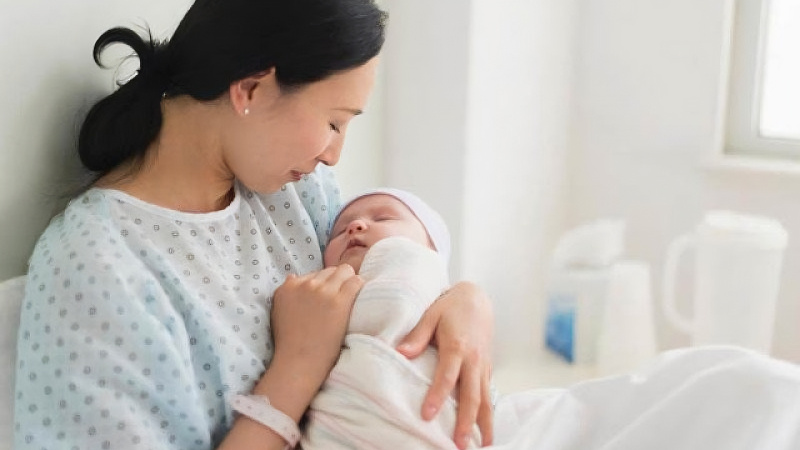 Chăm sóc mẹ và bé 1 tuần sau sinh như thế nào?